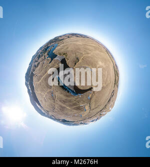 Sphärisches Panorama eines kleinen Planeten mit Berge, Seen und Flüsse auf blauem Himmel Hintergrund. Stockfoto