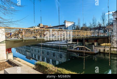 Brücke berühmten Metzger" über den Fluss Ljubljanica in Ljubljana, Slowenien. Schöne Brücke mit Liebe Schlösser in der Altstadt von Ljubljana mit histo Stockfoto