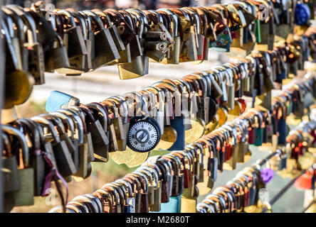 Liebe Schlösser an die Metzger Brücke in Ljubljana, Slowenien. Brücke voller bunter Liebe Vorhängeschlösser hängen vom Zaun mit Namen geschrieben. Mesarski m Stockfoto