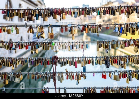 Liebe Schlösser an die Metzger Brücke in Ljubljana, Slowenien. Brücke voller bunter Liebe Vorhängeschlösser hängen vom Zaun mit Namen geschrieben. Mesarski m Stockfoto