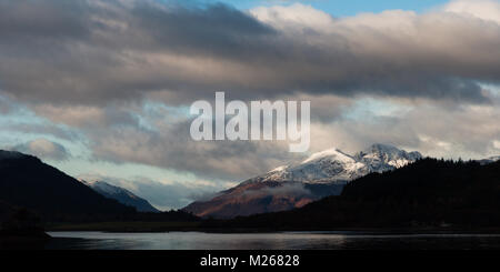 Garbh-Bheinn von Ardgour erhebt sich majestätisch hinter der Ballachulish Brücke, als von Glencoe Dorf an einem kalten Dezember Morgen gesehen. Stockfoto