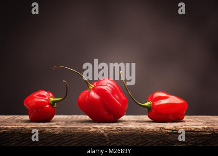 Heiß und würzig Habanero Chili auf rustikalem Holz Stockfoto