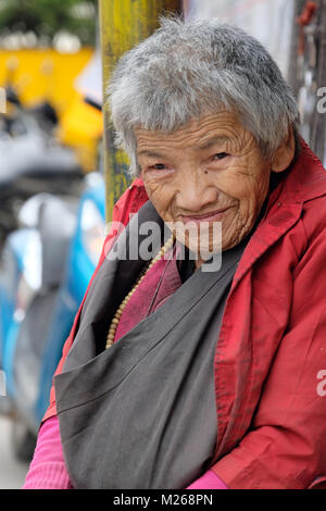 Ältere Menschen, Frauen, tibetische Flüchtling in Daramshala, Indien Stockfoto