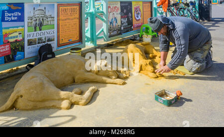 Künstler, tiere Sand Skulpturen auf einer Straße in Brighton, East Sussex, England, UK. Stockfoto