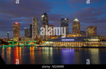 Januar 25, 2017 - Tampa, Florida: Die Brücken entlang Tampa Riverwalk leuchten wie die Sonne in der Skyline der Innenstadt von Tampa, Florida. (Ph Stockfoto