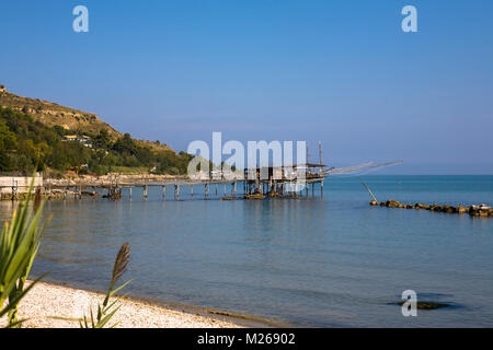 Ein trabocco, oder traditionelle Fischerei Plattform, im La Penna, in der Nähe von Fossacesia, Chieti, Abruzzen, Italien Stockfoto