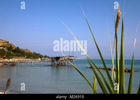 Ein trabocco, oder traditionelle Fischerei Plattform, im La Penna, in der Nähe von Fossacesia, Chieti, Abruzzen, Italien Stockfoto