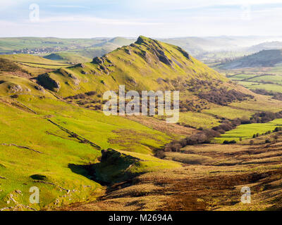 Chrom Hügel im Peak District National Park, Großbritannien mit der Ortschaft Earl Sterndale im Abstand Stockfoto