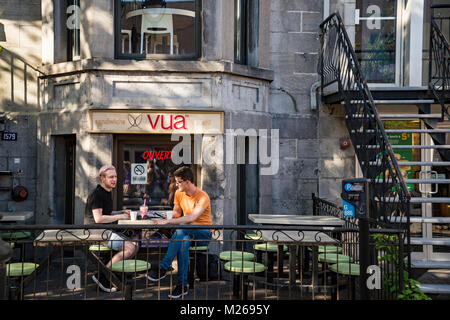 Zwei junge Männer sind das Trinken in einer modernen städtischen Cafe. Stockfoto