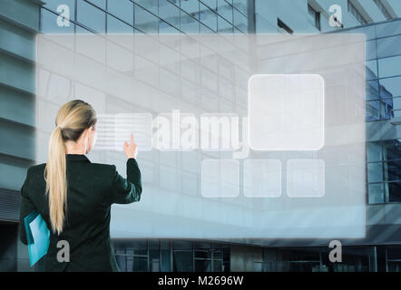 Business woman Drücken high tech Typ des modernen Tasten auf virtuelle Hintergrund Stockfoto