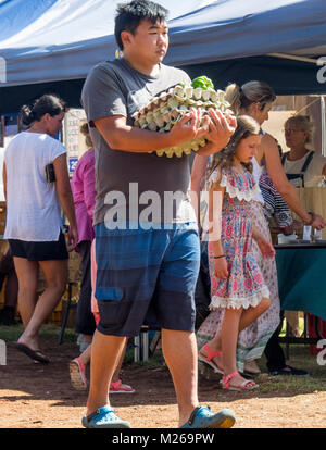 Ein Mann, der Dutzende von Eiern im freien Märkten in Margaret River, WA, Australien gekauft. Stockfoto