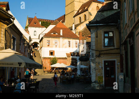 Sibiu - Rumänien, 18. Juli 2017: Siebenbürgen. Lutherische Kirche, in der Huet Platz, von den Straßen der mittelalterlichen Untere Stadt Stadt gesehen gebaut Stockfoto