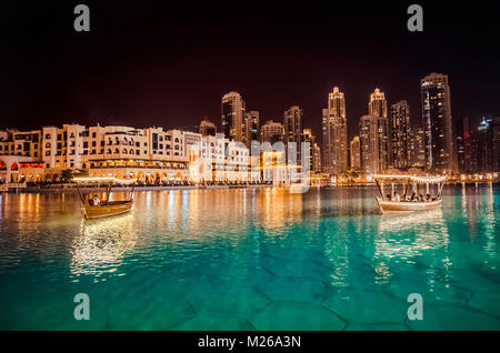 Singende Brunnen in Dubai. Dubai promenade singenden Brunnen auf dem Hintergrund der Architektur. Die traditionelle arabische Boot Abra Stockfoto