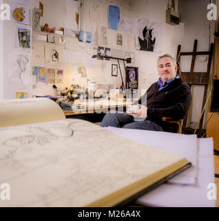 Politischer Karikaturist und Illustrator Chris Riddell in seinem Studio in Brighton East Sussex in Großbritannien. Stockfoto