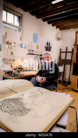 Politischer Karikaturist und Illustrator Chris Riddell in seinem Studio in Brighton East Sussex in Großbritannien. Stockfoto