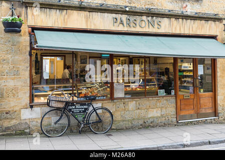Antikes Fahrrad ausserhalb Parsons Metzger geparkt, High Street, Sherbourne, Dorset, Großbritannien Stockfoto