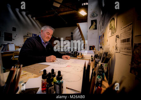 Politischer Karikaturist und Illustrator Chris Riddell in seinem Studio in Brighton East Sussex in Großbritannien. Stockfoto