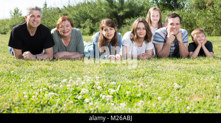 Lachend Familie unterschiedlichen Alters die Bilder auf dem Rasen Stockfoto