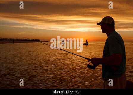 ST. PETERSBURG, Florida: Fischer Fisch für snook, tarpon in Pass-A-Grille Inlet kurz vor Sonnenuntergang in St. Petersburg, Florida. (Foto von Matt, Stockfoto