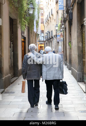 BARCELONA, SPANIEN: Zwei Freunde gehen in einer engen Straße in der Nachbarschaft von Barcelona. (Foto von Matt Mai/Alamy) Stockfoto