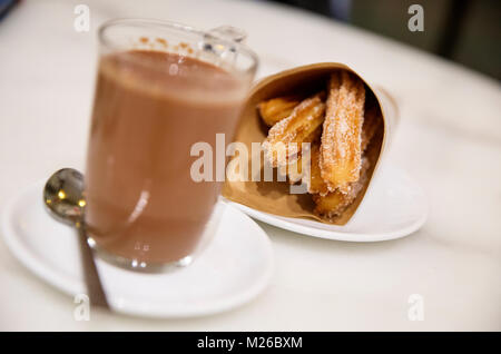 BARCELONA, SPANIEN: Churros und Schokolade sind ein beliebter Nachtisch in ganz Spanien. (Foto von Matt Mai/Alamy) Stockfoto