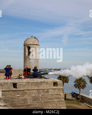 Colonial Spanisch Re-enactors Feuer einen Kanon im Castillo de San Marcos in St. Augustine, Florida. Stockfoto