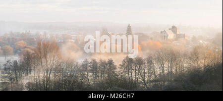 Romsey Abbey im Morgennebel in Hampshire. Stockfoto