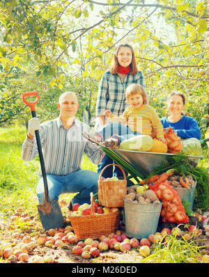 Glückliche Familie mit Gemüse-Ernte im Garten Stockfoto
