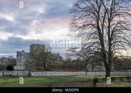 Der hl. Kreuz Kirche in Winchester bei Sonnenuntergang an einem Winter, Winchester, England. Großbritannien Stockfoto