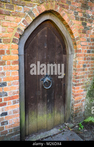 Alte historische hölzerne Tür im alten Teil von Winchester, Hampshire, England, Großbritannien Stockfoto