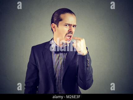 Junge formale Mann an der Kamera Gefühl Erbrechen posing und Kamera mit Abscheu. Stockfoto