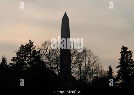 Ein Blick auf die Silhouette der sowjetischen Ära 42 Meter hohe Obelisk Denkmal namens Damm der Bruderschaft im Jahre 1956 gebaut, um die Partisanen, die gegen Faschismus in Borisova gradina Park in der Innenstadt von Sofia, der Hauptstadt Bulgariens gekämpft zu gedenken. Stockfoto