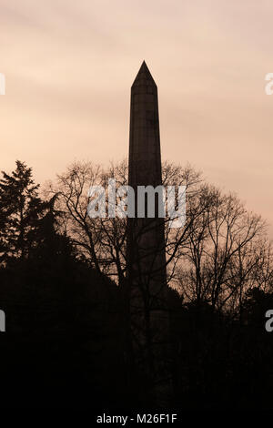 Ein Blick auf die Silhouette der sowjetischen Ära 42 Meter hohe Obelisk Denkmal namens Damm der Bruderschaft im Jahre 1956 gebaut, um die Partisanen, die gegen Faschismus in Borisova gradina Park in der Innenstadt von Sofia, der Hauptstadt Bulgariens gekämpft zu gedenken. Stockfoto