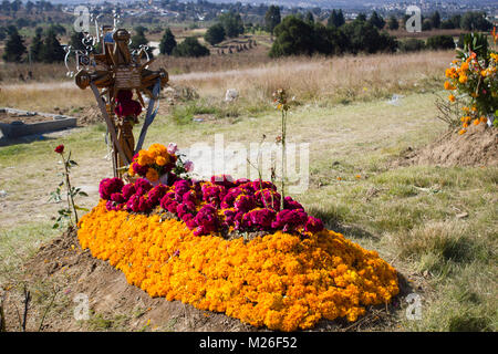 TLAXCALA, MEXIKO - Am 1. November eine traditionelle mexikanische Grab mit Sammetblume (Tagetes) Blumen während der jährlichen Feier des Tages. Stockfoto