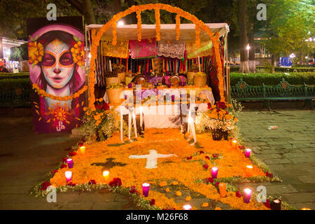 TLAXCALA, MEXIKO - 1. NOVEMBER NACHT Szene einer traditionellen mexikanischen Altar während der jährlichen Wettbewerb der altäre als Teil der Feier des Tages der Stockfoto