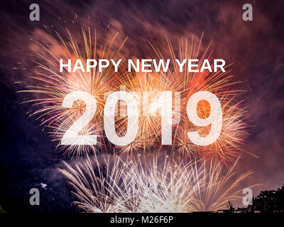 Frohes neues Jahr 2019 mit Feuerwerk im Hintergrund. Feier Neues Jahr 2019 Stockfoto
