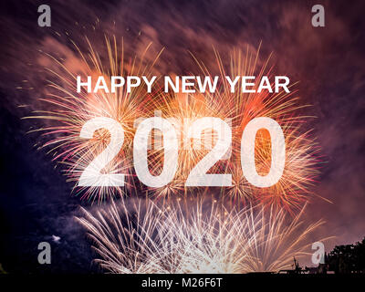 Frohes neues Jahr 2020 mit Feuerwerk im Hintergrund. Feier Neues Jahr 2020 Stockfoto
