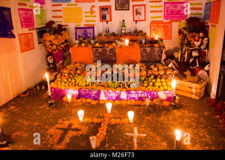 TLAXCALA, MEXIKO - NOVEMBER 1, 2017 Nacht Schauplatz eines bunten traditionellen mexikanischen Altar während der Feier des Tages der Toten Stockfoto