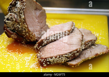 Schweinebraten verglast mit Sesam Honig Sauce Stockfoto