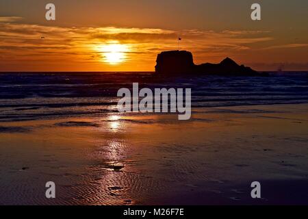 Sonnenuntergang am Strand von Perranporth Stockfoto