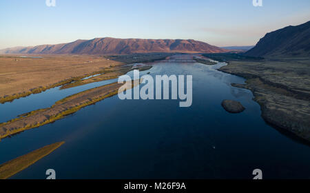 Schöne Farben bei Sonnenuntergang über dem Columbia River im Süden auf einer kleinen Siedlung Stockfoto