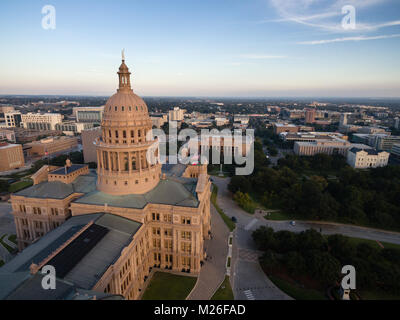 Dies ist das Gebäude, in dem sich die Gesetze in Texas Austin Skyline im Hintergrund vorgenommen werden Stockfoto