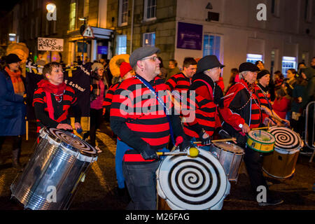 Editorial: Mitglieder der Öffentlichkeit inkl Kinder. Truro, Cornwall, England 01/31/2018. Truro Festival der Lichter ist eine jährliche Veranstaltung gefeiert als der Anfang von Chri Stockfoto