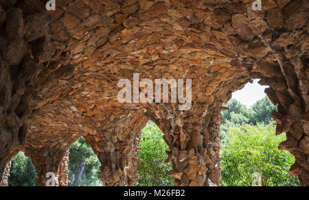 Barcelona, Spanien - 26 August, 2014: der Park Güell, Terrasse Spalten entworfen von Antonio Gaudi Stockfoto