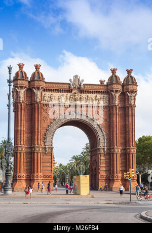 Barcelona, Spanien - 26. August 2014: Menschen gehen in der Nähe von Arc de Triomf", Triumphbogen in der Stadt Barcelona, Katalonien, Spanien Stockfoto