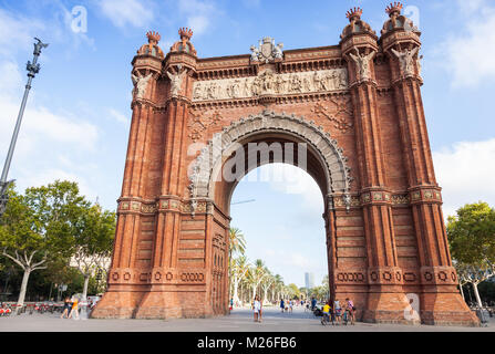 Barcelona, Spanien - 26. August 2014: Menschen gehen in der Nähe von Arc de Triomf" oder Arco de Triunfo in Spanisch. Es ist ein Triumphbogen in der Stadt Barcelona in C Stockfoto