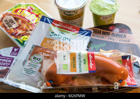 Vegane und vegetarische Fertigprodukte, fleischlose Salami, Wurst aus Schweinefleisch, Currywurst, Burger, Joghurt, Stockfoto