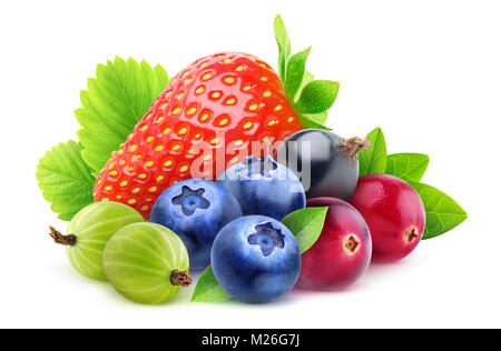 Isolierte frischen Beeren. Stapel der Erdbeeren, Heidelbeeren, Preiselbeeren, Stachelbeeren und schwarzen Johannisbeeren mit Blättern auf weißem Hintergrund mit CLI-isoliert Stockfoto