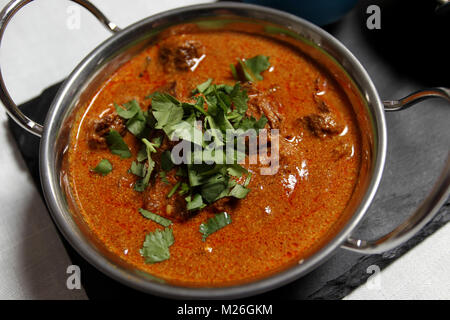 Eine Auswahl an leckeren thailändischen Essen dargestellt in einer Küche in Chichester, West Sussex, UK. Stockfoto