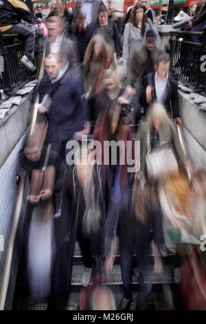 Die London Street Fotografie: verschwommenes Zahlen absteigend Schritte zur Tube Station. Stockfoto